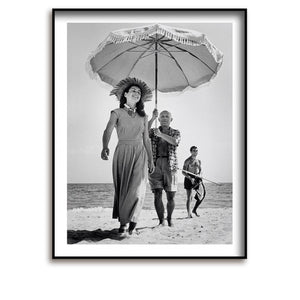 Plakat / Foto Robert Capa / Pablo Picasso mit seiner Frau Francoise Gilot und seinem Neffen / Golfe-Juan, Frankreich, 1948 / 50 x 70 cm