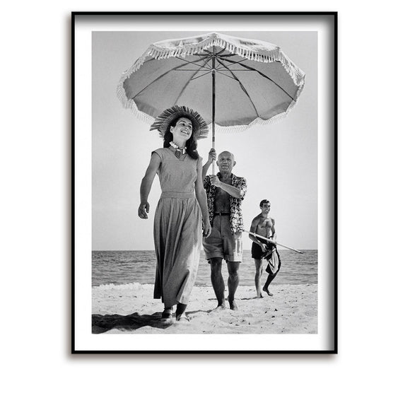 Affiche / Photo Robert Capa / Pablo Picasso avec sa femme Françoise Gilot et son neveu / Golfe-Juan, France, 1948 / 50 x 70 cm